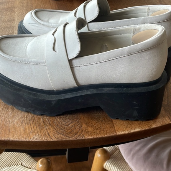 Shoes - Picture 3 of 4